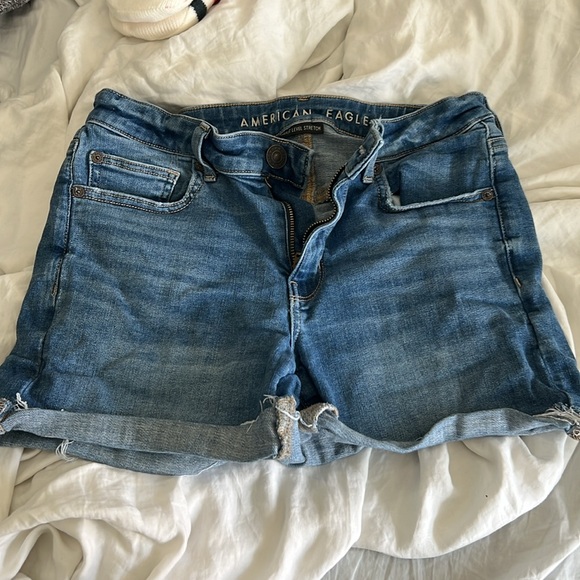 American Eagle Jean Shorts Size 8 - Picture 2 of 3